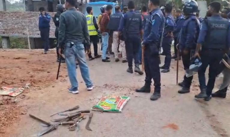 মাদারীপুরে দুই পক্ষের সংঘর্ষে অর্ধশত ককটেল বিস্ফোরণ, আহত ১০