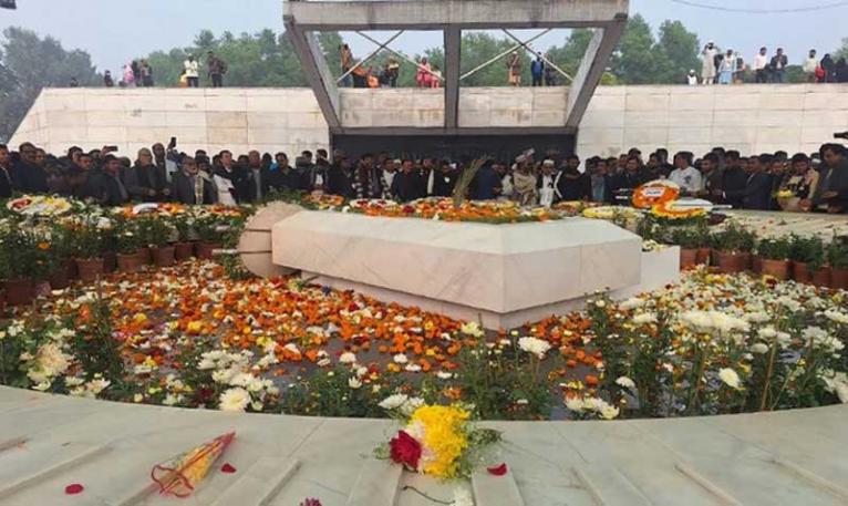 দোয়া, ফুলেল শ্রদ্ধা ও ভালোবাসায় সিক্ত খালেদা জিয়ার সমাধিস্থল