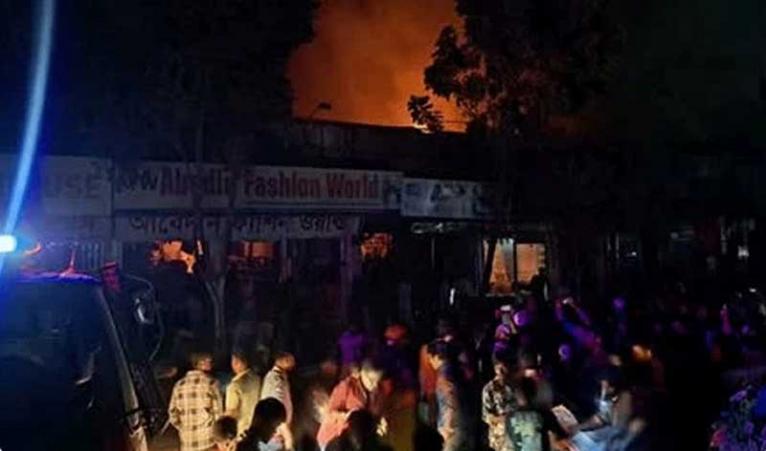 রাজধানীর ভাটারায় মার্কেটে আগুন, নিয়ন্ত্রণে ফায়ার সার্ভিসের ৪ ইউনিট