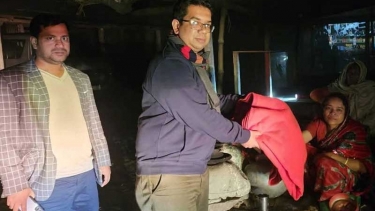 শীতের রাতে কম্বল নিয়ে অসহায় মানুষের পাশে মনোহরদীর ইউএনও