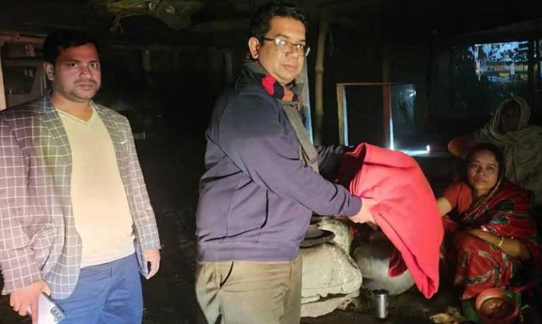 শীতের রাতে কম্বল নিয়ে অসহায় মানুষের পাশে মনোহরদীর ইউএনও