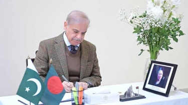বেগম খালেদা জিয়ার মৃত্যুতে পাকিস্তানের প্রধানমন্ত্রী কর্তৃক শোক বইয়ে স্বাক্ষর