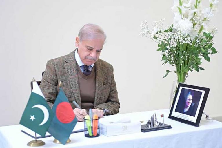 বেগম খালেদা জিয়ার মৃত্যুতে পাকিস্তানের প্রধানমন্ত্রী কর্তৃক শোক বইয়ে স্বাক্ষর