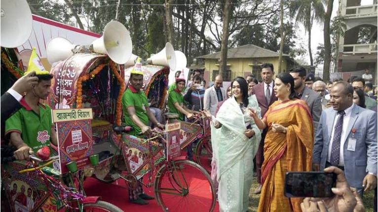হ্যাঁ ভোট দেওয়ার আহ্বান জানিয়ে ‘ভোটের রিকশা’র উদ্বোধন করলেন তথ্য উপদেষ্টা