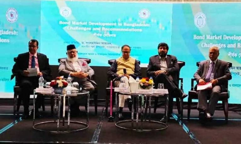 ব্যাংক থেকে করপোরেট ঋণ কমানো হবে : গভর্নর