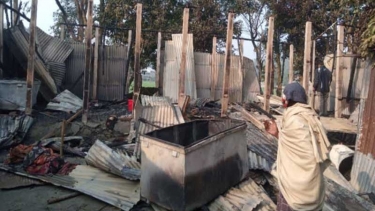 ​মাদারগঞ্জে ভয়াবহ অগ্নিকাণ্ড, সহায়-সম্বল হারিয়ে নিঃস্ব উমর মন্ডলের পরিবার