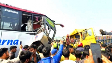 ফরিদপুরে ভাঙ্গায় বাস-ট্রাকের মুখোমুখি সংঘর্ষে নিহত ২