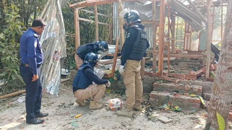 শরীয়তপুরে ককটেল বিস্ফোরণের স্থান থেকে শতাধিক বোমা তৈরির উপকরণ উদ্ধার