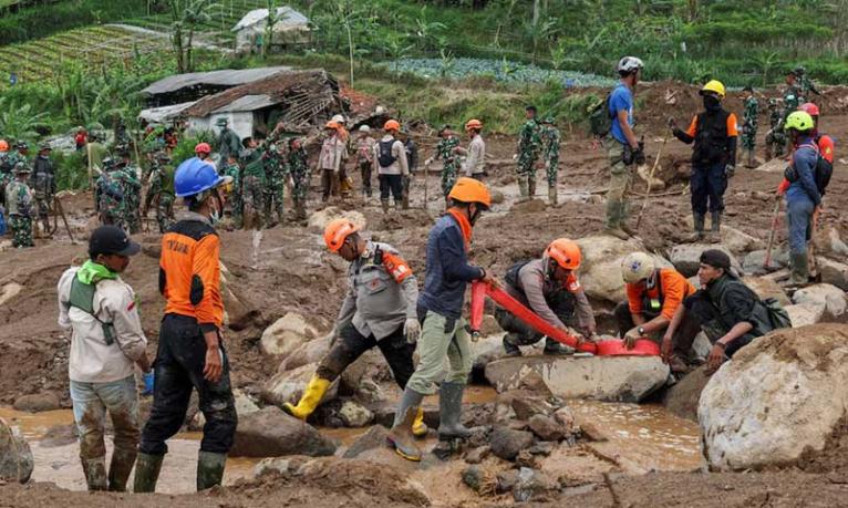 ইন্দোনেশিয়ার পশ্চিম জাভায় ভূমিধসে ২৩ সেনার মৃত্যু
