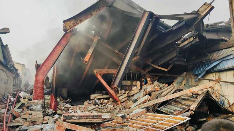 নারায়ণগঞ্জে প্লাস্টিক কারখানায় ভয়াবহ আগুন, ৭ ইউনিটের চেষ্টায় নিয়ন্ত্রণ