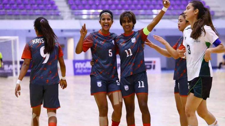 পাকিস্তানকে ৯-১ গোলে উড়িয়ে শিরোপার কাছে বাংলাদেশ