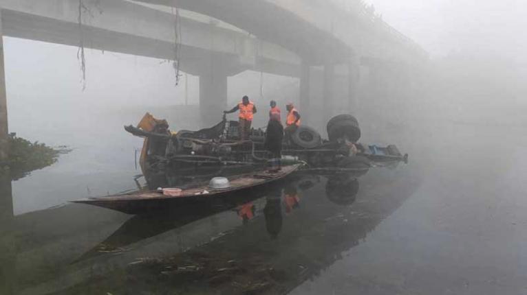 ঝিনাইদহে ব্রীজের রেলিং ভেঙে নদীতে ট্রাক, নিহত ২