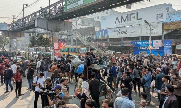 সাত কলেজের শিক্ষার্থীদের অবরোধ, ভোগান্তিতে হাজারো মানুষ