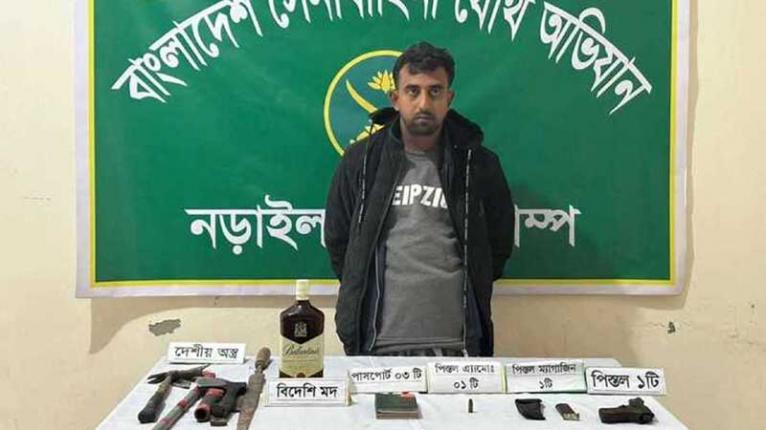 নড়াইলে বিদেশি পিস্তল-গুলিসহ প্রবাসী যুবক গ্রেফতার