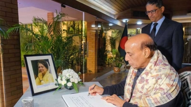 দিল্লিতে বাংলাদেশ হাইকমিশনে এসে খালেদা জিয়াকে শ্রদ্ধা জানালেন ভারতের প্রতিরক্ষামন্ত্রী