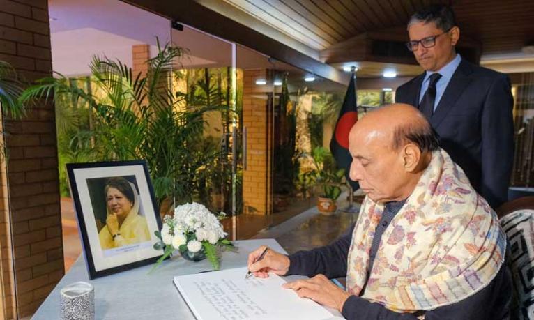 দিল্লিতে বাংলাদেশ হাইকমিশনে এসে খালেদা জিয়াকে শ্রদ্ধা জানালেন ভারতের প্রতিরক্ষামন্ত্রী