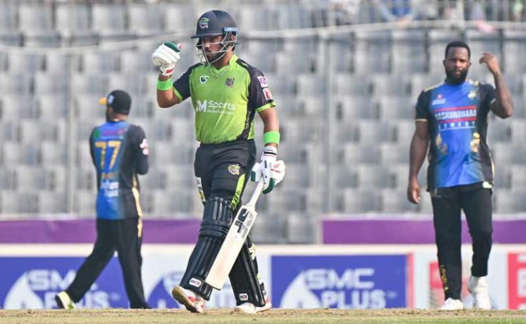 শেষ বলে ছক্কা মেরে সিলেটকে সেমিফাইনালে তুললেন ওকস