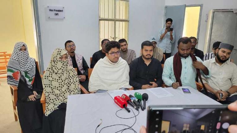 শিক্ষককে প্রশাসনের কাছে হস্তান্তর ও হুমকি নিয়ে অবস্থান ব্যাখা করল চাকসু