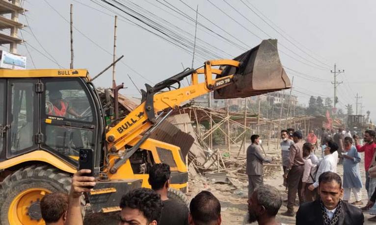 নারায়ণগঞ্জে সওজের ৫০ কোটি টাকার জমি উদ্ধার, পাল্টাপাল্টি অভিযোগ