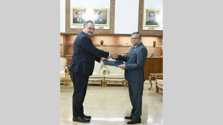 রাষ্ট্রপতির কাছে পরিচয়পত্র পেশ করলেন মার্কিন রাষ্ট্রদূত