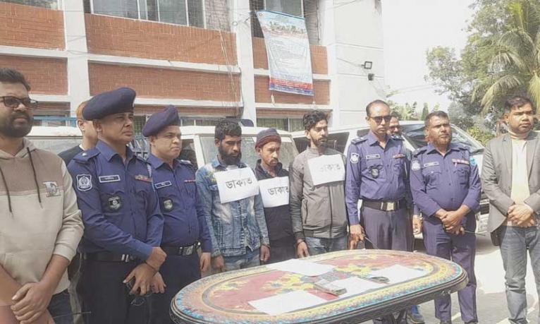 ভাঙ্গা থেকে গরুবাহী পিকআপ ডাকাতির ঘটনায় তিন ডাকাত গ্রেপ্তার