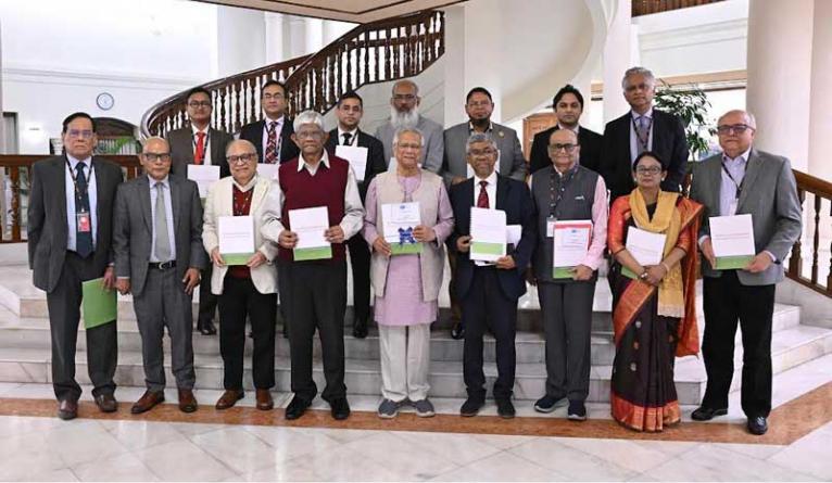 প্রধান উপদেষ্টার কাছে কর কাঠামো পুনর্বিন্যাস কমিটির প্রতিবেদন