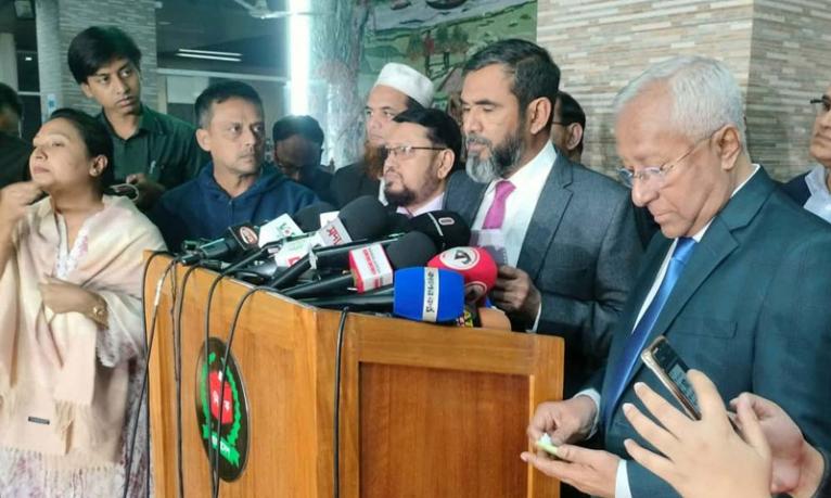 পোস্টাল ব্যালট বিতরণের ভাইরাল ভিডিও নিয়ে যা বলল নির্বাচন কমিশন