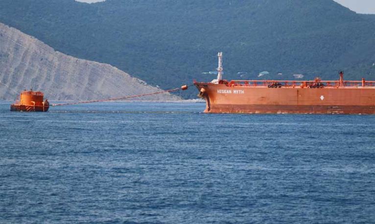 আটলান্টিকে দুটি তেলবাহী জাহাজ আটক যুক্তরাষ্ট্রের