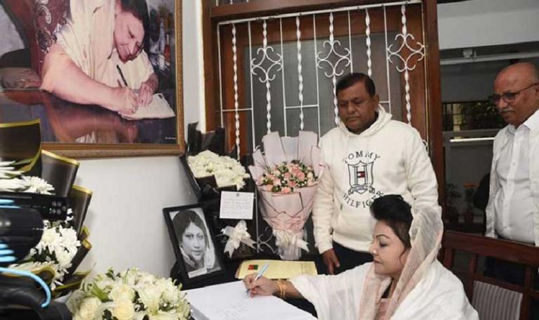 খালেদা জিয়ার মৃত্যুতে শোক বইয়ে স্বাক্ষর করলেন সালমা ইসলাম