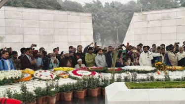 বেগম খালেদা জিয়ার কবর জিয়ারত করতে মানুষের ঢল