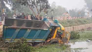 নওগাঁয় ডাম্প ট্রাকের ধাক্কায় ভ্যানযাত্রীসহ নিহত ৫