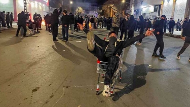 ইরানে বিক্ষোভ দমনে এবার কঠোর সরকার, শুধু তেহরানেই একরাতে নিহত ২০০