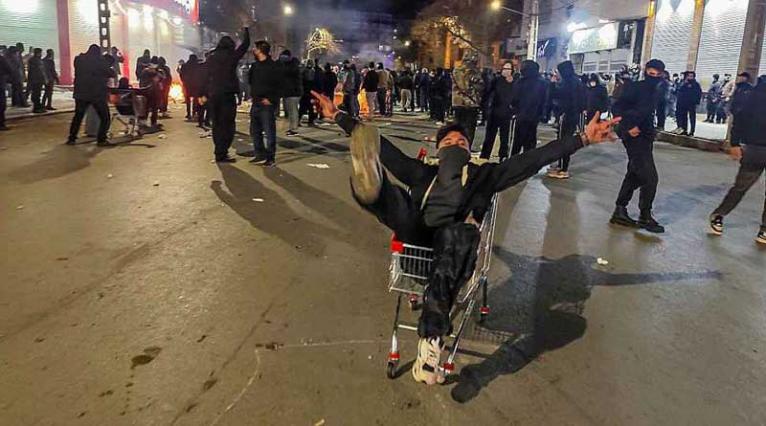 ইরানে বিক্ষোভ দমনে এবার কঠোর সরকার, শুধু তেহরানেই একরাতে নিহত ২০০