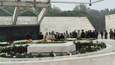 দাদির কবর জিয়ারত করলেন জাইমা রহমান