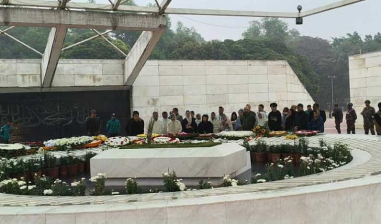 দাদির কবর জিয়ারত করলেন জাইমা রহমান