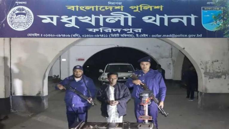 ফরিদপুরের মধুখালীতে সেনা অভিযানে অস্ত্রসহ আটক ১