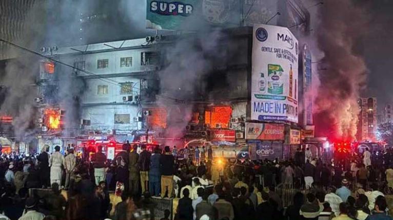 পাকিস্তানে শপিং মলে ভয়াবহ আগুন, নিহত ৫