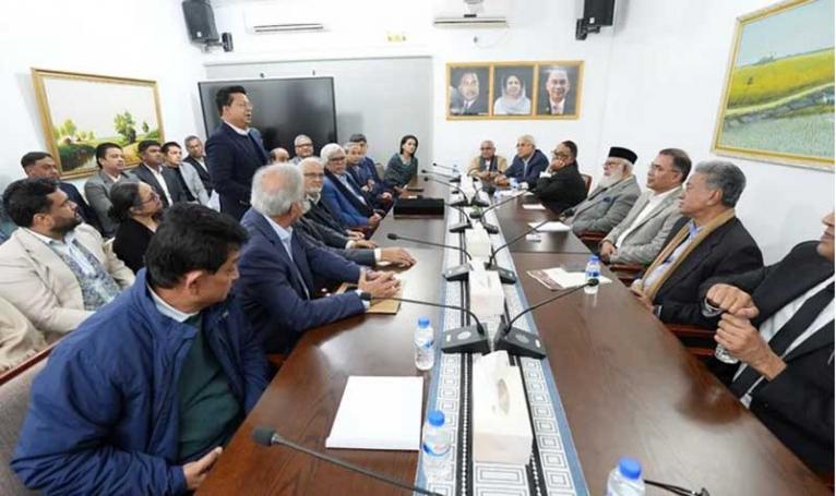 দেশের শীর্ষ ব্যবসায়ী ও শিল্প উদ্যোক্তাদের সঙ্গে বৈঠকে তারেক রহমান