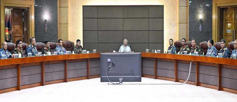 সশস্ত্র বাহিনীর ঊর্ধ্বতন কর্মকর্তাদের সঙ্গে প্রধান উপদেষ্টার মতবিনিময়