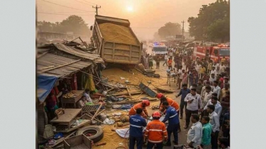 পুঠিয়ায় নিয়ন্ত্রণ হারিয়ে বাজারে ঢুকে পড়ল বালুর ট্রাক, নিহত ৪