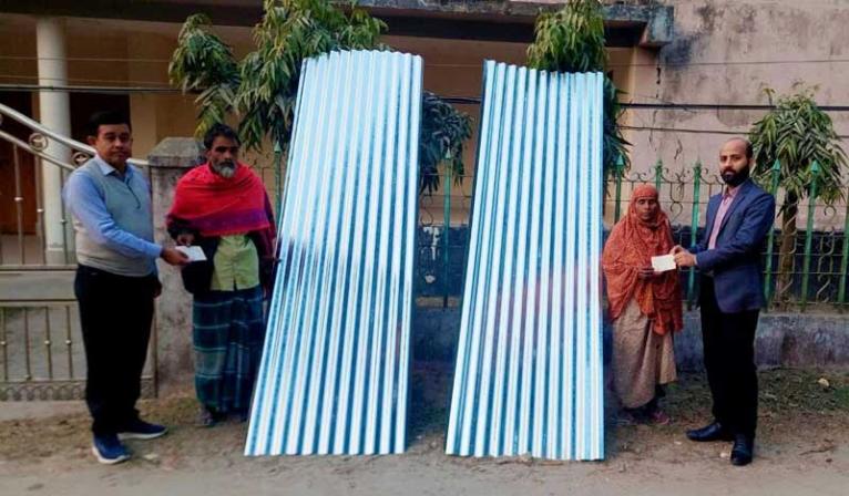 মাদারগঞ্জে অগ্নিকাণ্ডে ক্ষতিগ্রস্ত দুই পরিবারকে অনুদান ও ঢেউটিন প্রদান