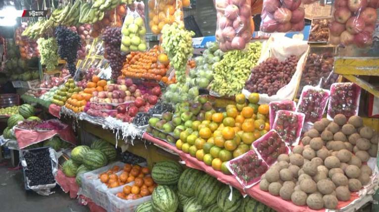 চাহিদার অতিরিক্ত আমদানি, তবু কেন কমছে না ফলের দাম?