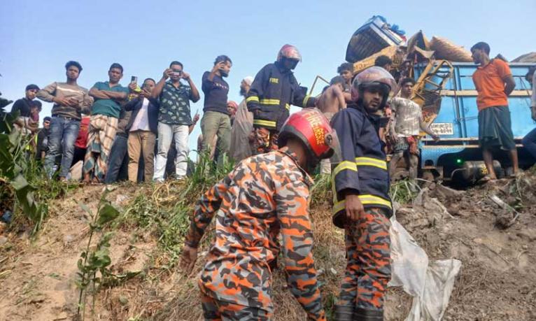 ভাঙ্গায় যাত্রীবাহী বাসের সঙ্গে ট্রাকের মুখোমুখি সংঘর্ষ, আহত ১৭