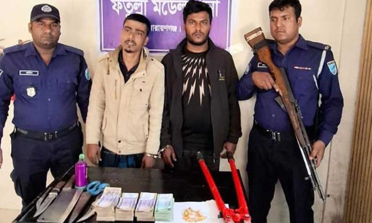 নারায়ণগঞ্জে ডাকাতি প্রস্তুতিকালে ৮ লাখ টাকা ও স্বর্ণসহ ২ ডাকাত গ্রেপ্তার