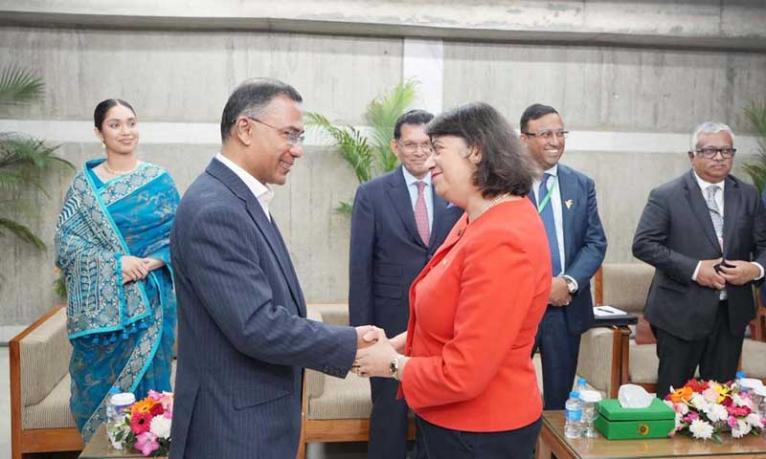 নবনির্বাচিত প্রধানমন্ত্রীর সঙ্গে ব্রিটিশ প্রতিনিধিদলের সাক্ষাৎ