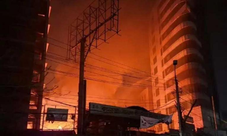 কারওয়ান বাজারে গ্যারেজে আগুন, নিয়ন্ত্রণে ৫ ইউনিট