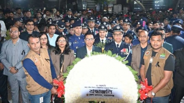 একুশের প্রথম প্রহরে চাষাঢ়া শহীদ মিনারে ডিসি ও এসপির শ্রদ্ধা