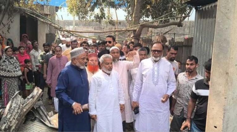 সোনারগাঁয়ে অগ্নিকাণ্ডে ক্ষতিগ্রস্তদের পাশে এমপি মান্নান