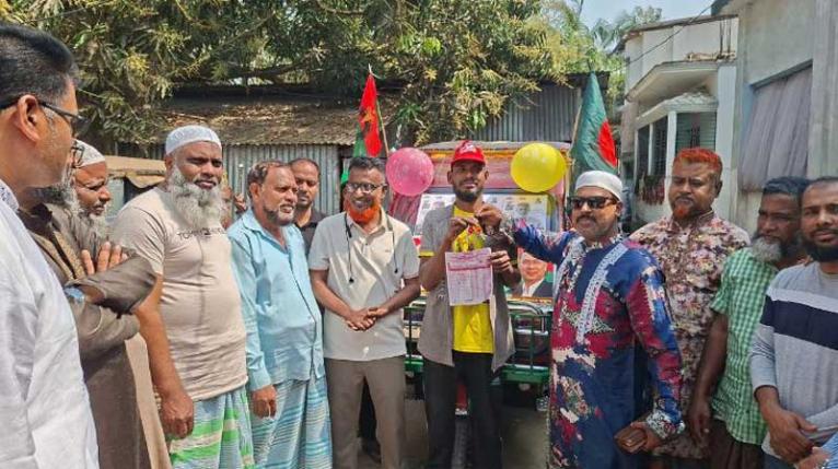 সড়ক দুর্ঘটনায় আহত অটোচালককে নতুন রিকশা দিলেন এমপি মান্নান