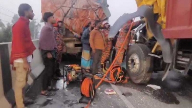 ঢাকা-মাওয়া এক্সপ্রেসওয়েতে ট্রাকের পেছনে ট্রাকের ধাক্কা, যুবক নিহত